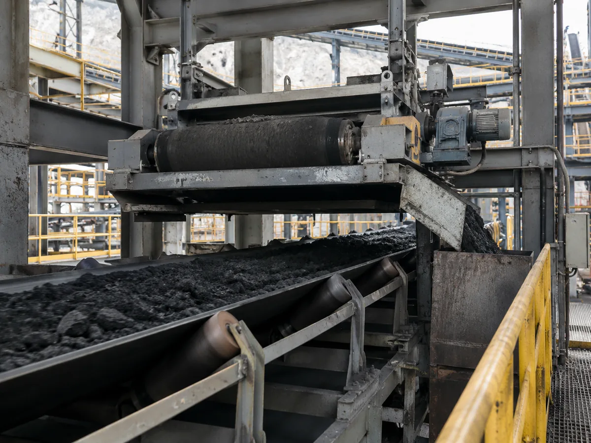 Conceptual self-cleaning overband magnet above a coal conveyor with reject discharge