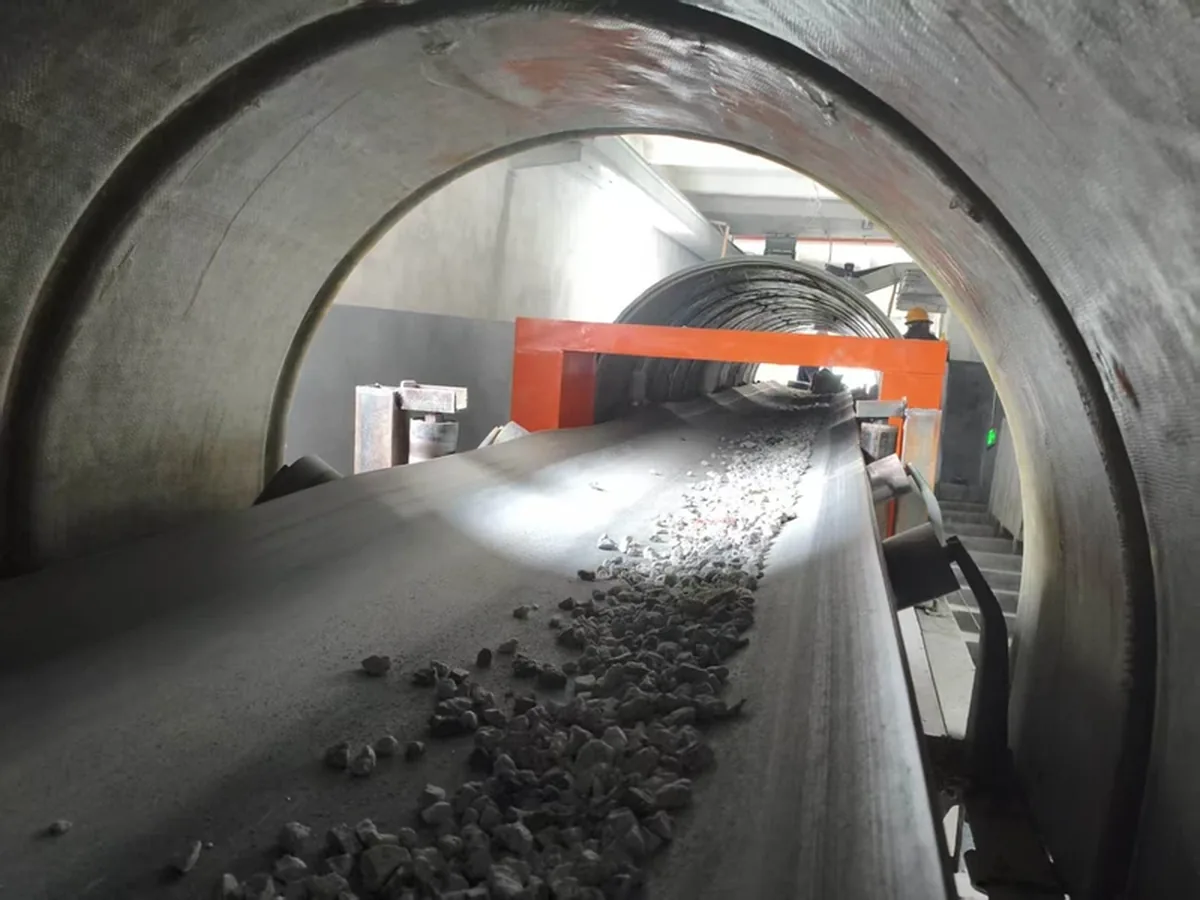 Detector de metales GJT-F dispuesto sobre un transportador de materiales a granel