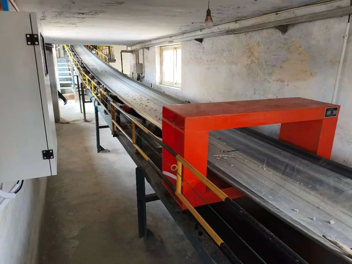 Detector de metales GJT-F instalado alrededor de la banda de un transportador de materiales a granel