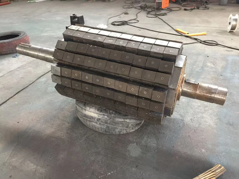Um eine Magnettrommelwelle angeordnete Permanentmagnetblöcke bei der Montage in der Werkstatt