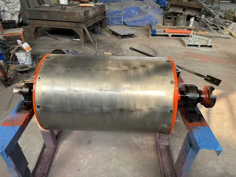 Permanentmagnetische Magnettrommel mit glatter Mantelfläche bei der Montage in der Werkstatt