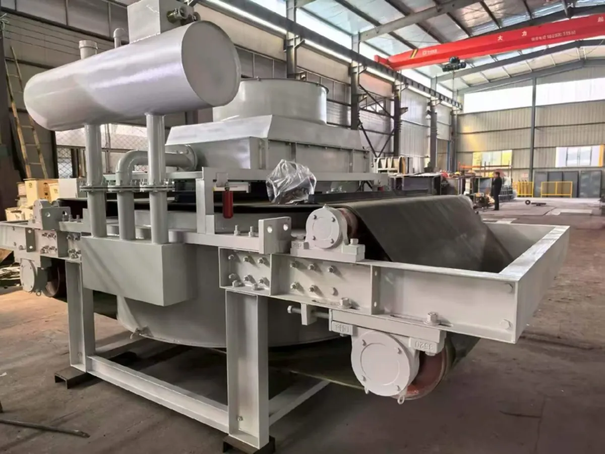 Separador electromagnético Coverlan RCDFQ con refrigeración forzada por aceite, banda autolimpiante y conjunto de refrigeración en un taller