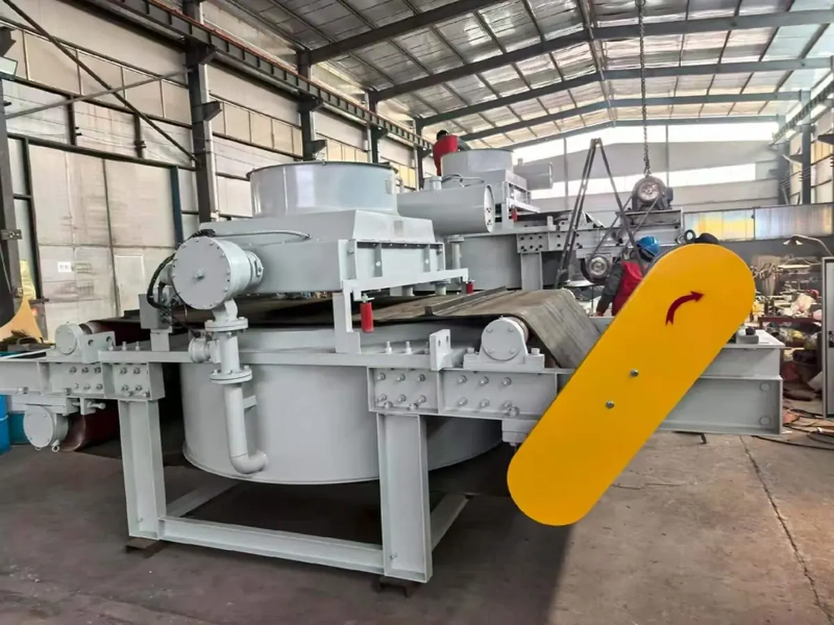 Accionamiento de la banda autolimpiante y estructura del separador electromagnético Coverlan RCDFQ en el taller