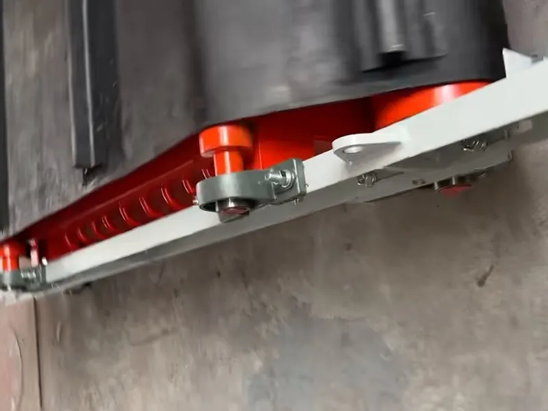 Detail der Reinigungsbandrolle und -halterung an einem Coverlan Querband-Elektromagnetabscheider