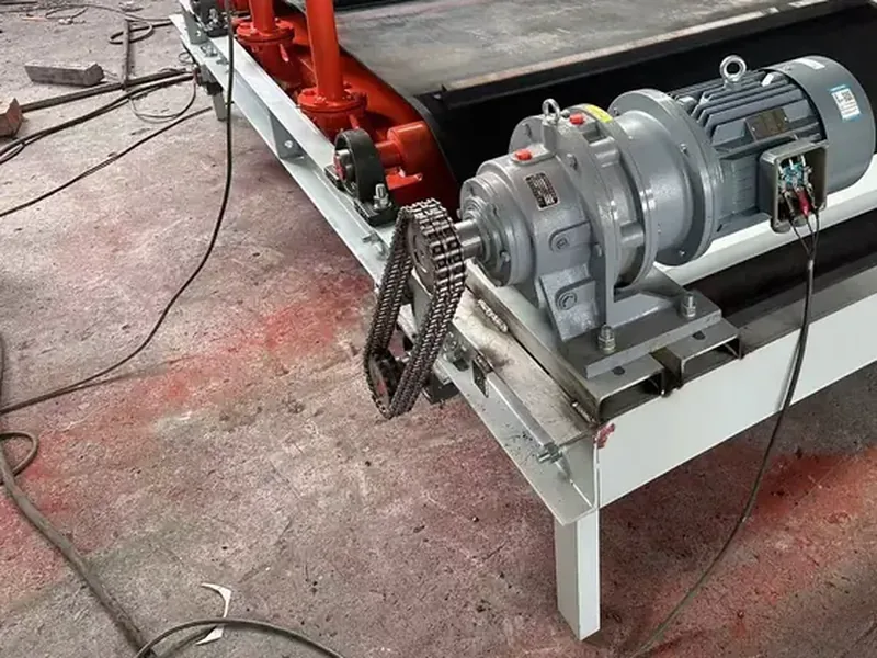 Motorgetriebe und Kettenantrieb an einem Coverlan selbstreinigenden Querband-Elektromagnetabscheider