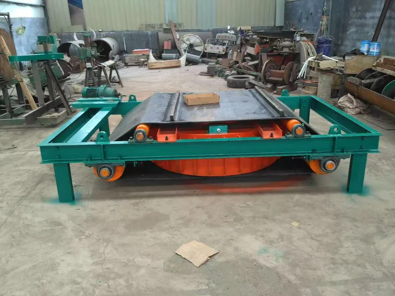 Separador electromagnético autolimpiante de banda transversal Coverlan con detalle del cuerpo del imán, la banda de limpieza y las poleas