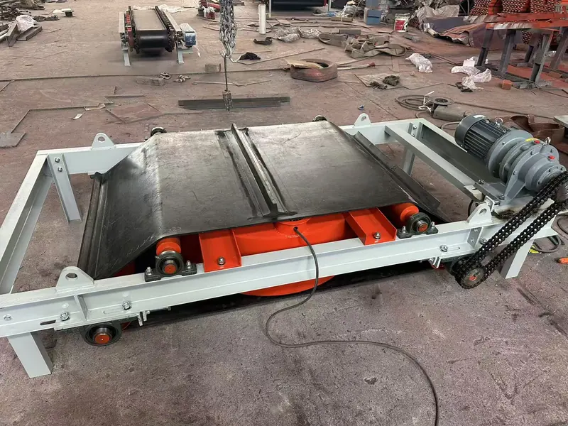Separador electromagnético autolimpiante de banda transversal con detalle de la disposición de la banda, los rodillos y el accionamiento