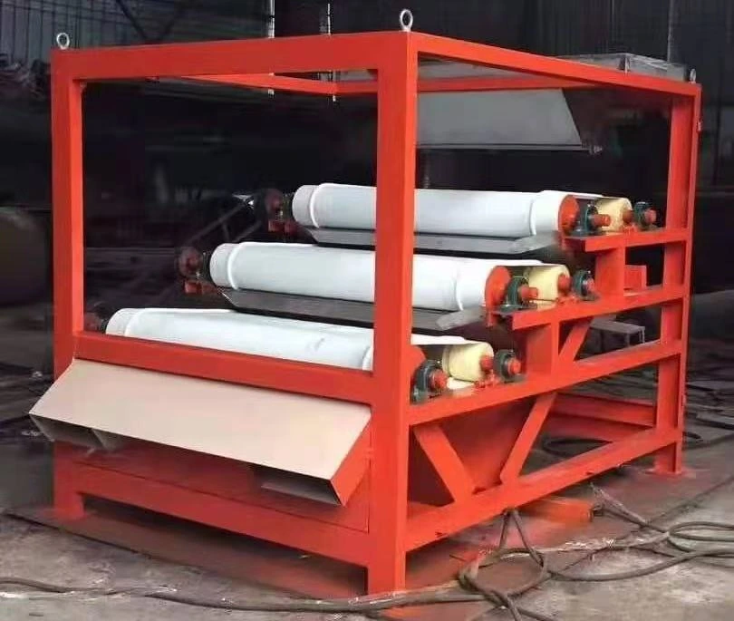 Mehrstufiger Hochintensitäts-Magnetwalzenabscheider mit übereinander angeordneten Abscheidestufen